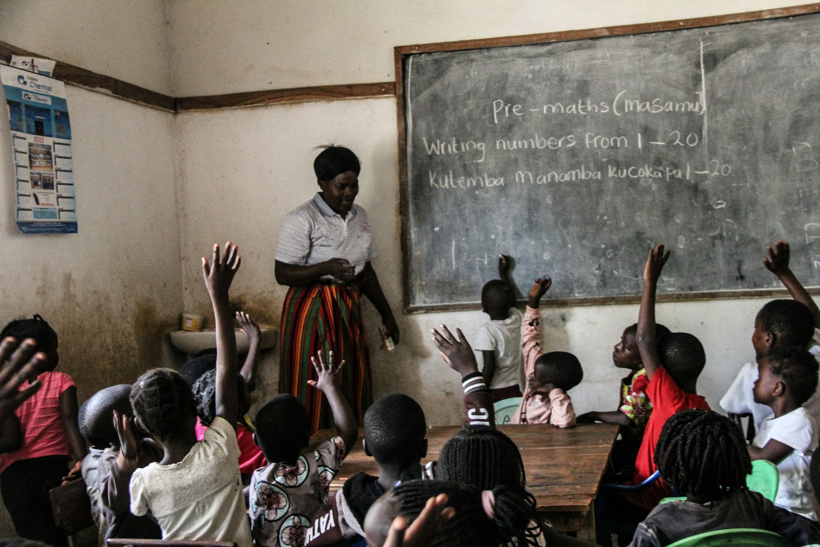 Enseignante et élèves en classe